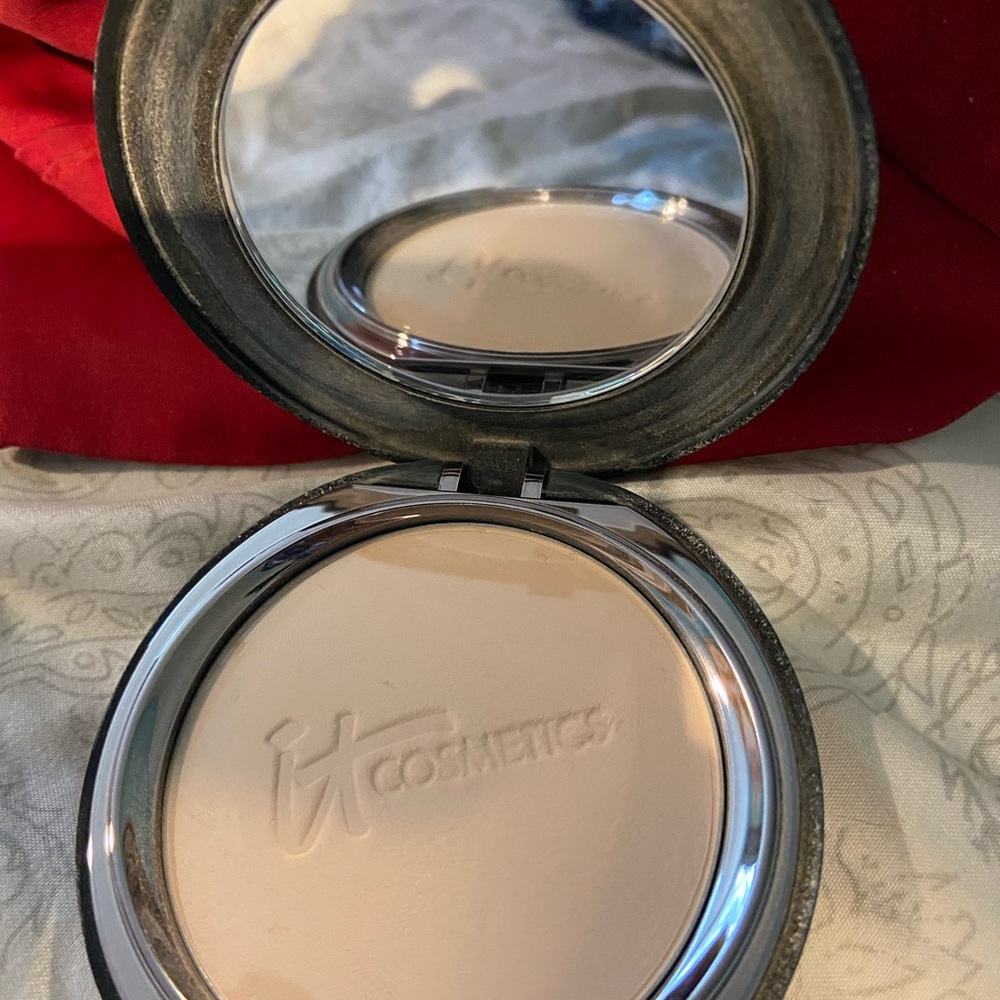 IT Cosmetics Black and Cream Celebration Foundation In Fair - Picture 5 of 9